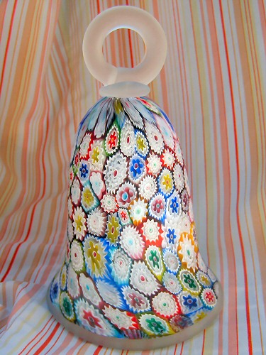 Муранское стекло, техника миллефиори (тысяча цветов). Этот
колокольчик проходит у меня под названием "Сбылась мечта
идиота". Когда-то я не купила похожий в Венеции :-)