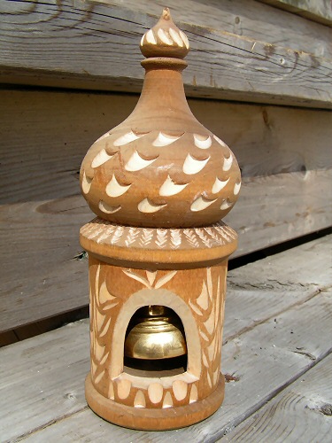 Деревянная
колоколенка с металлическим колокольчиком