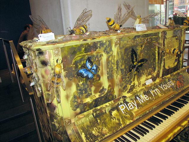 13_04_piano_belllightbox.jpg